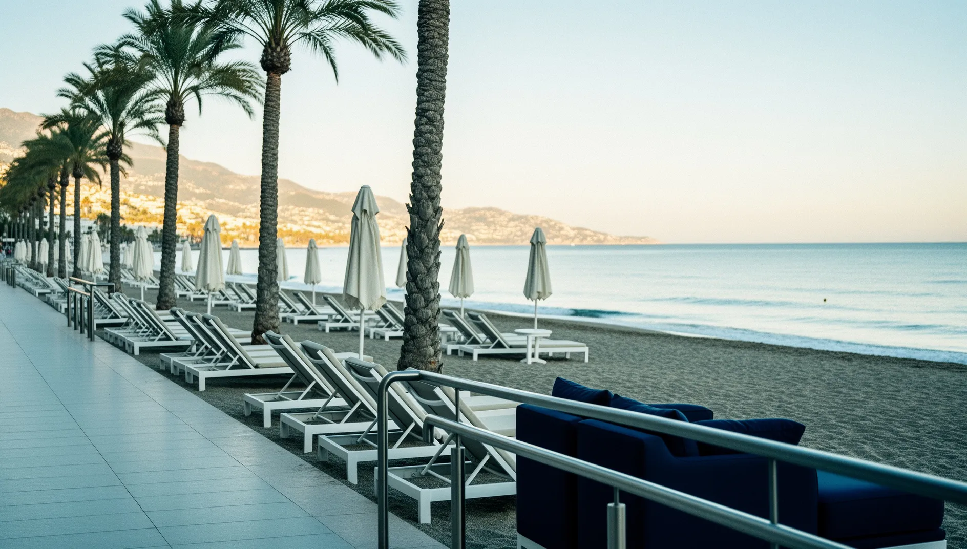 Paseo marítimo de Marbella con hamacas y palmeras en temporada baja