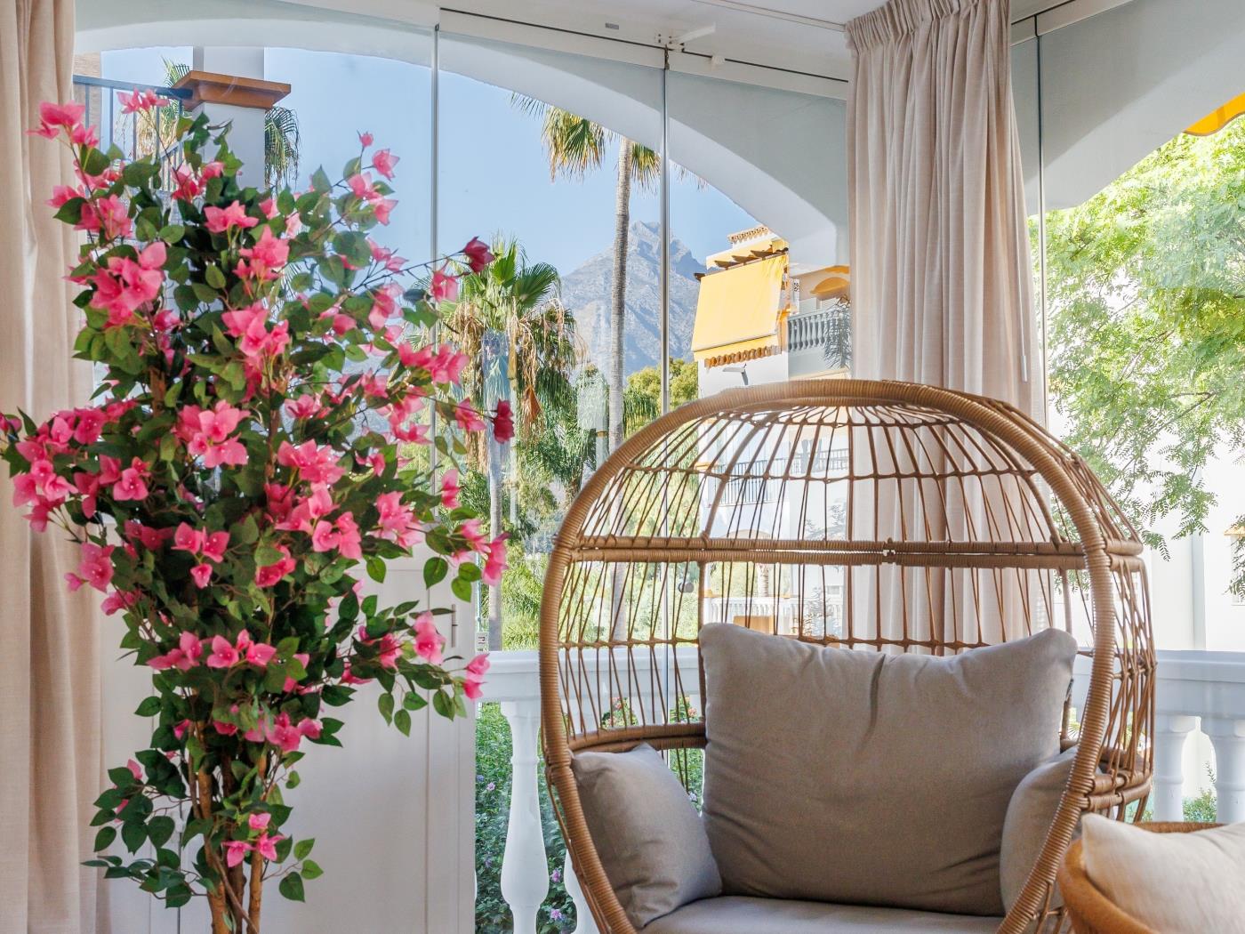 Terraza con buganvilla y vistas a La Concha, Marbella