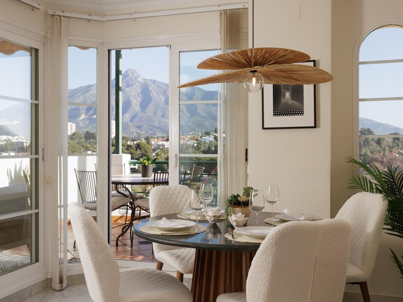 Comedor con vistas a la montaña, apartamento gestionado por MBS