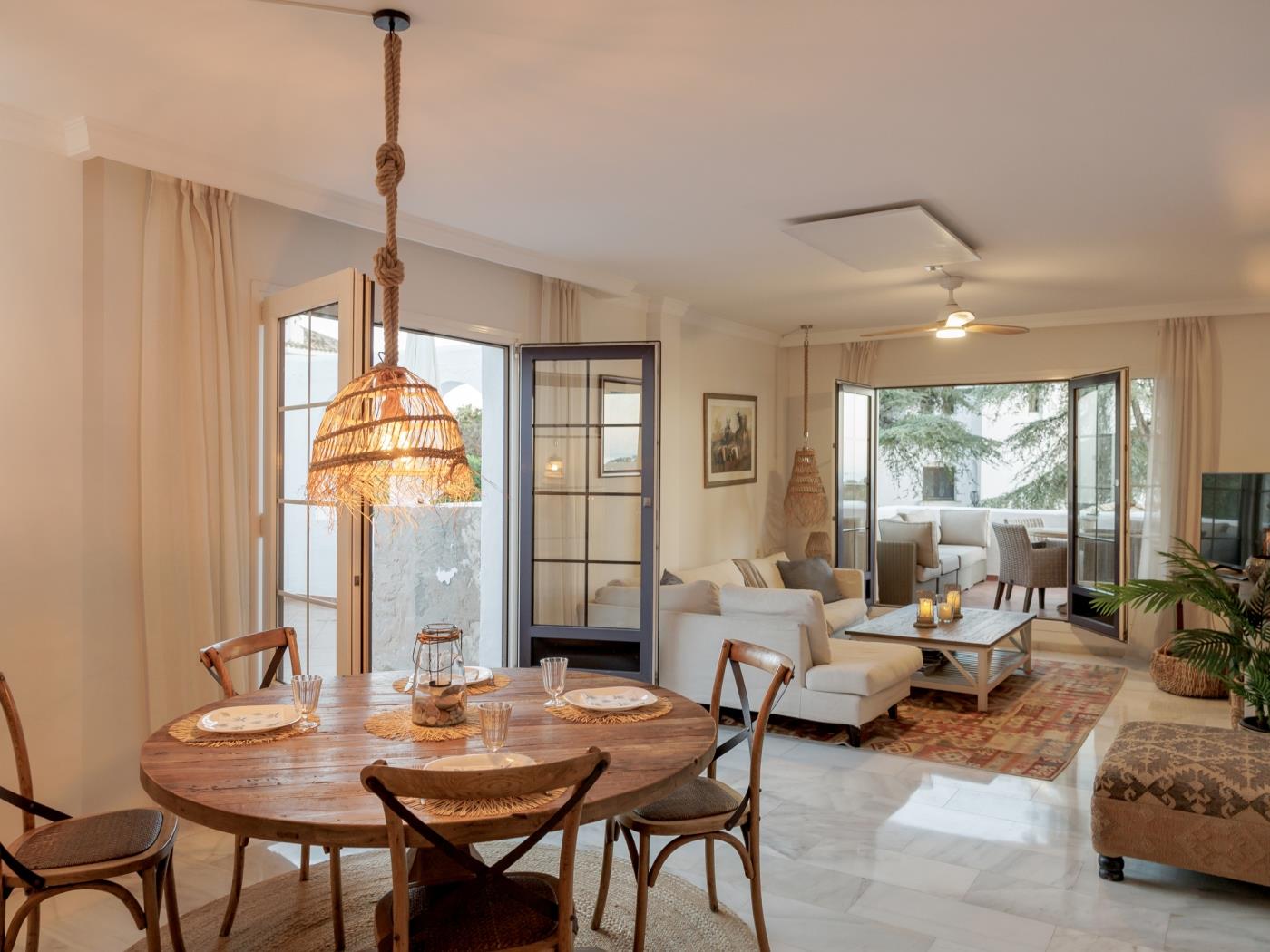 Salón y comedor de un apartamento en Aldea Blanca, Marbella